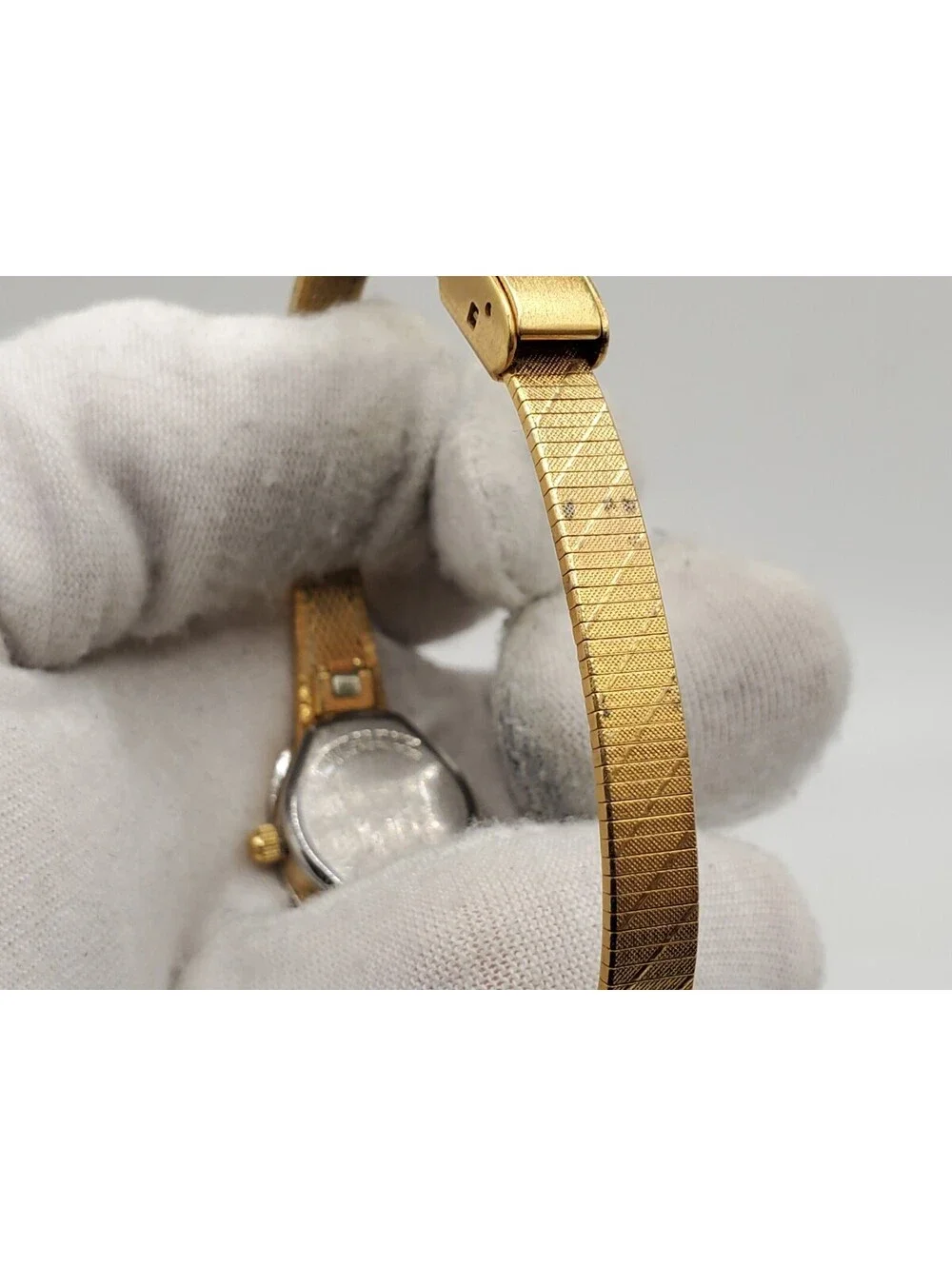 Vintage Helbros Ladies Gold Tone 16mm Oval Quartz Analog Watch New Battery
